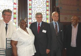 Oberbürgermeister Prof. Dr. Gerd Schwandner, Noxolo Kiviet, Claas Daun, Dr. Joachim Peters und Mcebisi Jonas. Foto: Stadt Oldenburg