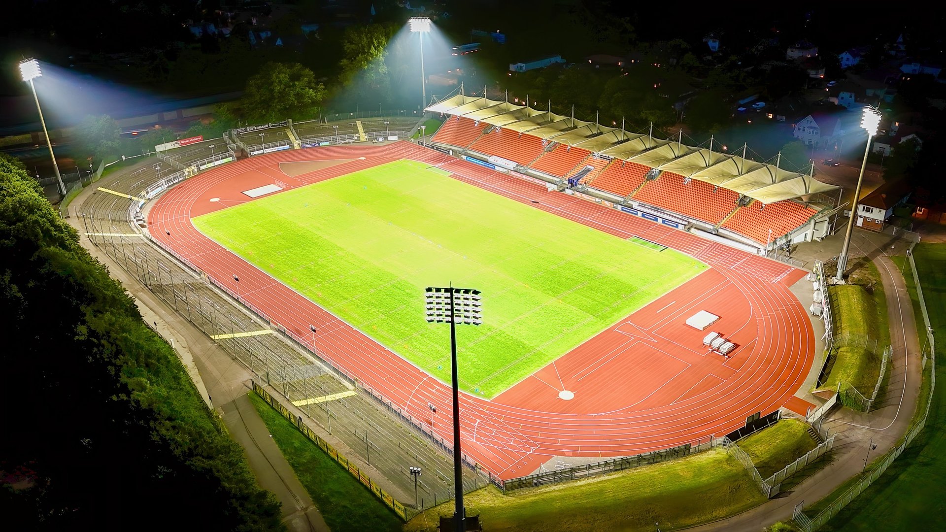 Blick von oben auf das vom Flutlicht taghell erleuchtete Marschwegstadion. Foto: Sascha Stüber