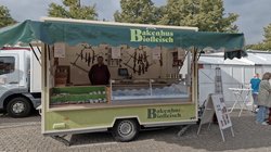 Foto des Verkaufsanhängers der Firma Bakenhus auf dem Wochenmarkt Pferdemarkt. Foto: Stadt Oldenburg