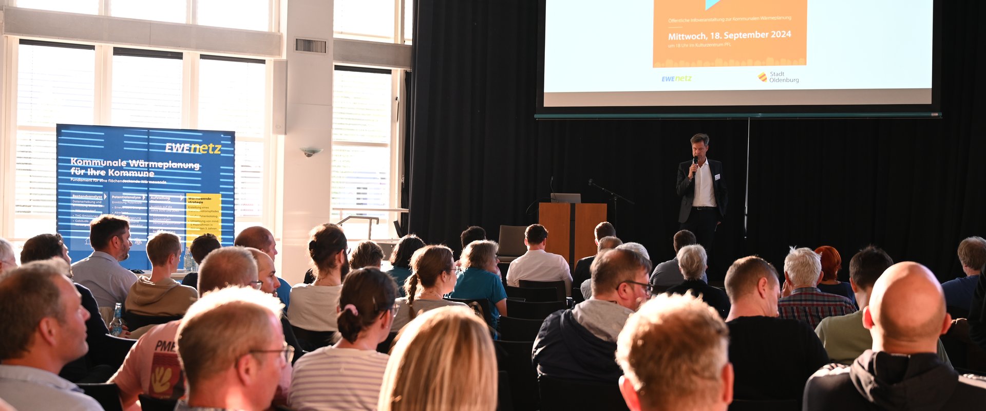 Stadt Oldenburg und EWE NETZ informierten bei einer gemeinsamen Veranstaltung im Kulturzentrum PFL über die Zwischenergebnisse zur kommunalen Wärmeplanung für die Stadt Oldenburg. Foto: Jörg Hemmen