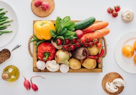 Eine Kiste voller Gemüse. Foto: Lightfield Studios/AdobeStock