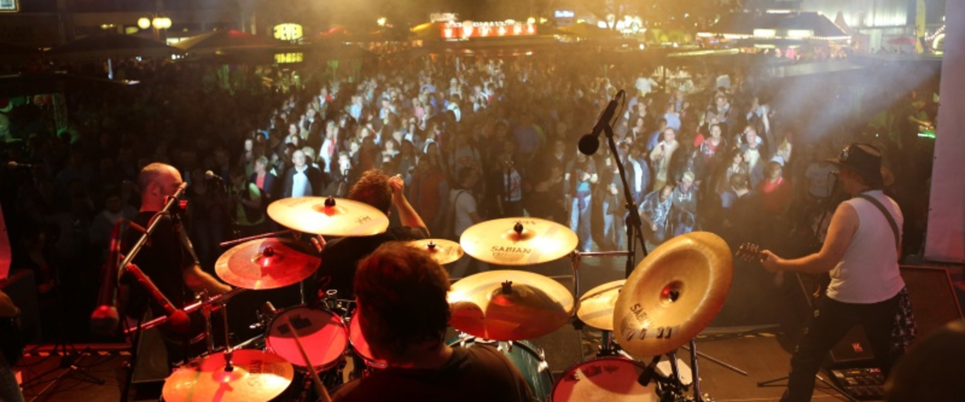 Blick von einer Stadtfest-Bühne in die Menge. Foto: OL Digital Eye