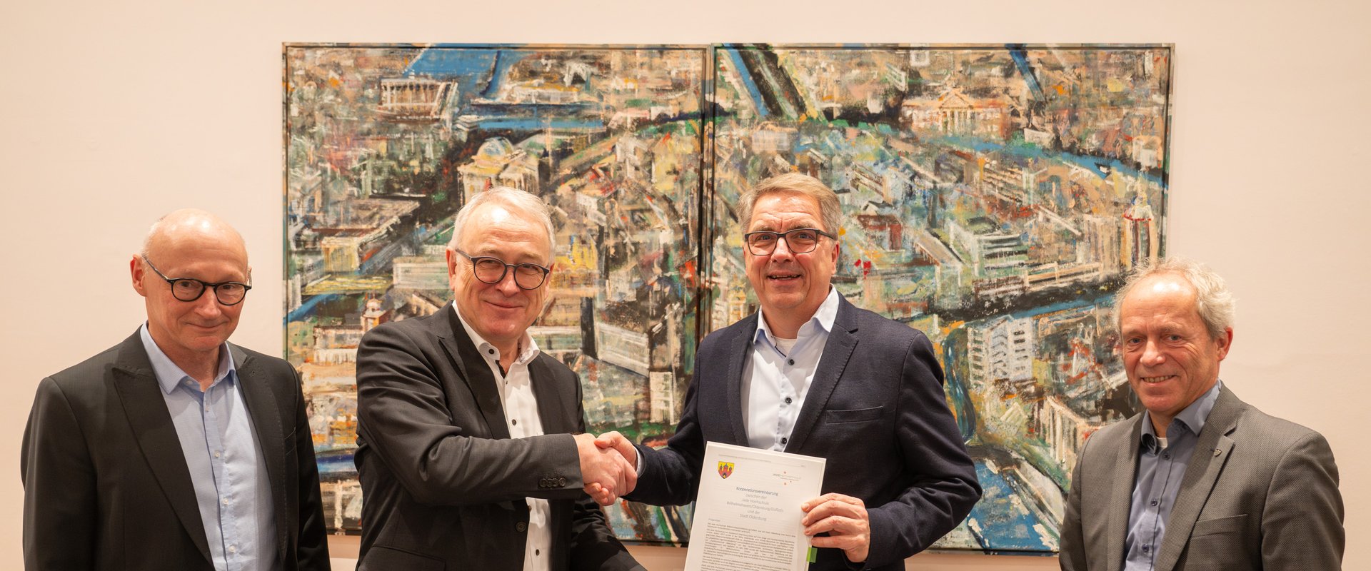 Vizepräsident Prof. Dr. Hero Weber (von links), Prof. Dr. Manfred Weisensee, Präsident der Jade Hochschule, Oberbürgermeister Jürgen Krogmann und Leiter der Wirtschaftsförderung. Foto: Sascha Stüber