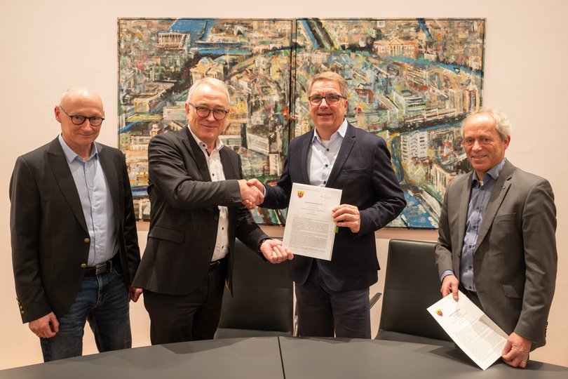 Vizepräsident Prof. Dr. Hero Weber (von links), Prof. Dr. Manfred Weisensee, Präsident der Jade Hochschule, Oberbürgermeister Jürgen Krogmann und Leiter der Wirtschaftsförderung. Foto: Sascha Stüber