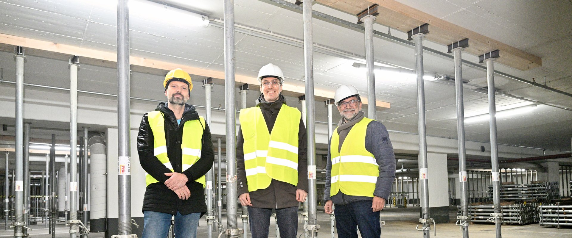 Stellten die Stabilisierungsmaßnahmen in der Tiefgarage vor: (von links) Projektleiter Pascal Strixner, Stadtrat Holger Denckmann und Klaus Schavan, Leiter des Eigenbetriebs Gebäudewirtschaft und Hochbau. Foto: Sascha Stüber