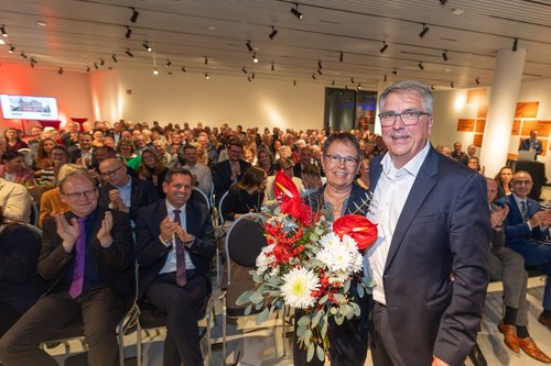 Großer Applaus zum Schluss: Oberbürgermeister Jürgen Krogmann und seine Frau Inge vor den Gästen der Abschiedsfeier im Stadtmuseum. Foto: Sascha Stüber Großer Applaus zum Schluss: Oberbürgermeister Jürgen Krogmann und seine Frau Inge vor den Gästen der Abschiedsfeier im Stadtmuseum. Foto: Sascha Stüber