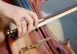 Cello und Bogen. Foto: Pexels