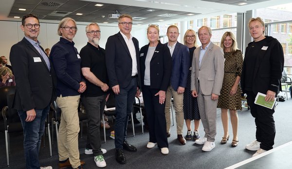 Oberbürgermeister Jürgen Krogmann (Vierter v.l.) und Ralph Wilken, Wirtschaftsförderung (Dritter v.r.), mit den Referierenden sowie den Mitgliedern der Arbeitsgruppe „Kompetenzerhalt im Betrieb“ beim 12. Fachkräfte-Forum. Foto: Sigrun Strangmann