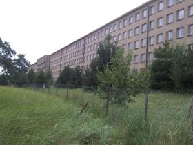 Gebäude des KdF-Komplexes in Prora: ein langgezogener Backsteinbau mit vielen Fenstern. Foto: Stadt Oldenburg