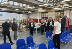 Bildungsdelegation beim Besuch im Kingston College. Foto: Stadt Oldenburg Bildungsdelegation beim Besuch im Kingston College. Foto: Stadt Oldenburg
