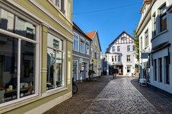 Sommerspaziergang durch die Oldenburger Altstadt. Foto: Hans-Jürgen Zietz