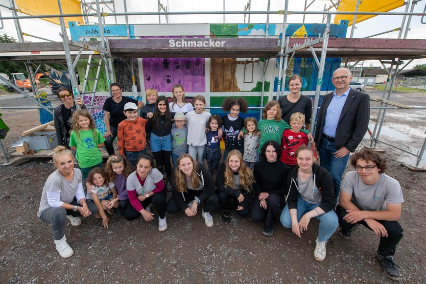 Beim Abschlussfest des Ferienpass-Projekts „Sag Ja zum Container“ präsentierten die Kinder und Jugendlichen ihren farbenfroh gestalteten Container. Foto: Sascha Stüber