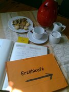 Gedeckter Kaffeetisch mit Hinweisschild „Erzählcafé". Foto: Stadt Oldenburg