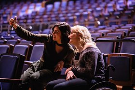 Zwei Frauen machen ein Selfie im Kino. Foto: gesellschaftsbilder.de/Weiland