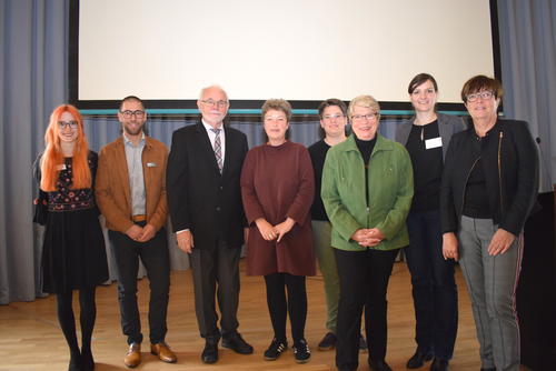 Eröffneten den 1. Fachtag „Geschlechtliche und sexuelle Vielfalt in sozialen Berufen“ in Oldenburg: Katharina Garves (Beauftragte für Gleichstellung und Vielfalt bei der AWO Weser-Ems), Torben Klein (Referent für Qualitätsmanagement bei der AWO Weser-Ems), Dr. Harald Groth (Vorstandsvorsitzender AWO Weser-Ems), Hanna Naber (Niedersächsische Landtagsabgeordnete), Lena Haddenhorst (Fachstelle Inklusiuon der Stadt Oldenburg), Germaid Eilers-Dörfler (Bürgermeisterin Stadt Oldenburg), Wiebke Oncken (Gleichstellungsbeauftragte der Stadt Oldenburg), Dagmar Sachse (Sozialdezernentin der Stadt Oldenburg). Foto: Stadt Oldenburg.