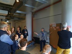 Diskutierende an einer Stellwand. Foto: Bau-circle Diskutierende an einer Stellwand. Foto: Bau-circle