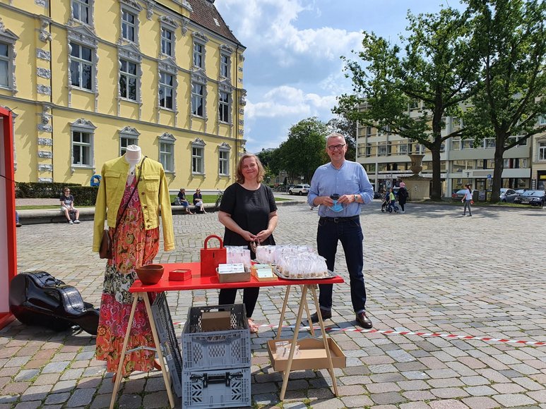 Nicole Lakner von Kaffee & Kleid und Bernd Tepe von type.Manufaktur bei der Wortspiel-Bühne. Foto: Stadt Oldenburg