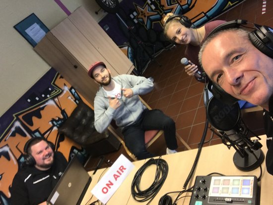Auf Sendung: Christoph Deters (links) und Markus Schütte (rechts) im Podcast-Gespräch mit Greta Prätsch und Nils Wach vom Fanprojekt. Foto: Stadt Oldenburg 