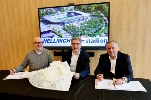 Die Tinte ist trocken (von links): Stefan Orth (Geschäftsführer der Stadion Oldenburg GmbH & Co. KG, Oberbürgermeister Jürgen Krogmann und Walter Hellmich bei der offiziellen Vertragsunterzeichnung. Foto: Sascha Stüber Die Tinte ist trocken (von links): Stefan Orth (Geschäftsführer der Stadion Oldenburg GmbH & Co. KG), Oberbürgermeister Jürgen Krogmann und Walter Hellmich (Alleingesellschafter der Baugesellschaft Walter Hellmich mbH) bei der offiziellen Vertragsunterzeichnung. Foto: Sascha Stüber