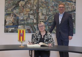 Oberbürgermeister Jürgen Krogmann begrüßte Irlands Botschafterin Maeve Collins im Alten Rathaus, wo sie sich in das Goldene Buch der Stadt eintrug. Foto: Sascha Stüber