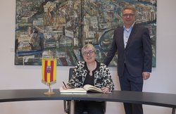 Oberbürgermeister Jürgen Krogmann begrüßte Irlands Botschafterin Maeve Collins im Alten Rathaus, wo sie sich in das Goldene Buch der Stadt eintrug. Foto: Sascha Stüber