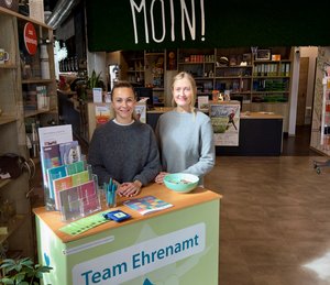 Mitarbeiterinnen des Fachdienstes Bürgerschaftliches Engagement beim blue OL Kulturfestival 55+. Foto: Stadt Oldenburg Mitarbeiterinnen des Fachdienstes Bürgerschaftliches Engagement beim blue OL Kulturfestival 55+. Foto: Stadt Oldenburg