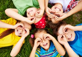 Kinder in einem Kreis. Foto: Pressfoto/Freepik