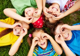 Kinder in einem Kreis. Foto: Pressfoto/Freepik
