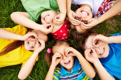 Kinder in einem Kreis. Foto: Pressfoto/Freepik