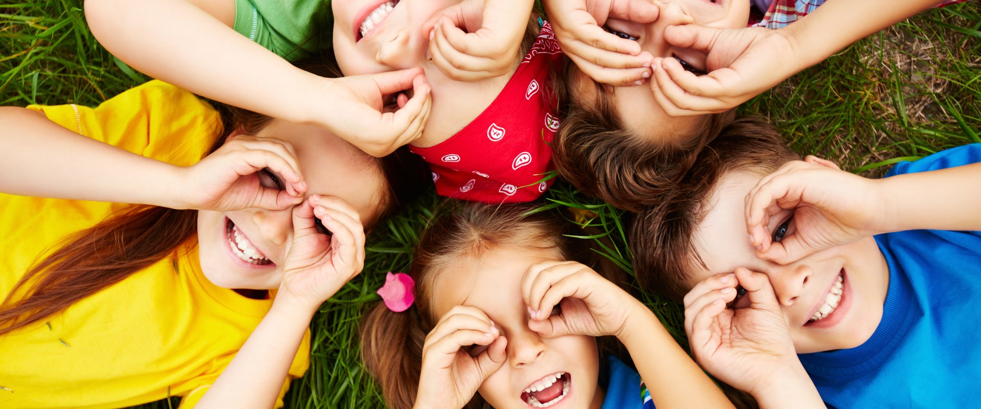 Kinder in einem Kreis. Foto: Pressfoto/Freepik