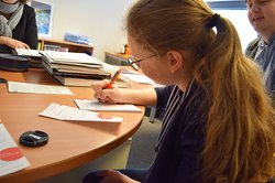 Eva auf dem Zukunftstag im Horst-Janssen-Museum. Foto: Timon