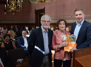 Jean-Luc Moreau, Catherine Rüppell und Jürgen Krogmann beim Empfang zum 70. Jubiläum der DFG Oldenburg. Foto: Stadt Oldenburg Jean-Luc Moreau, Catherine Rüppell und Jürgen Krogmann beim Empfang zum 70. Jubiläum der DFG Oldenburg. Foto: Stadt Oldenburg