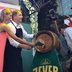 Vorschau: Olympia-Teilnehmerin Ruth Spelmeyer und Oberbürgermeister Jürgen Krogmann beim Fassbier-Anstich im Jahr 2016. Foto: Stadt Oldenburg 