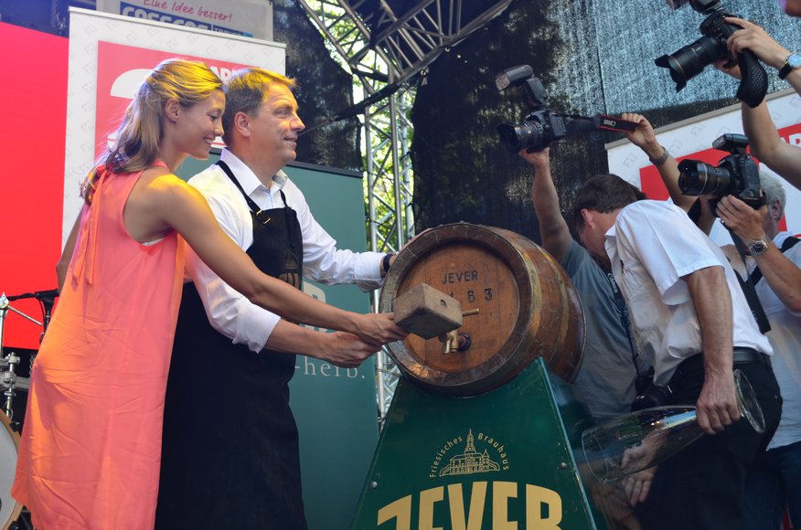 Olympia-Teilnehmerin Ruth Spelmeyer und Oberbürgermeister Jürgen Krogmann beim Fassbier-Anstich im Jahr 2016. Foto: Stadt Oldenburg 