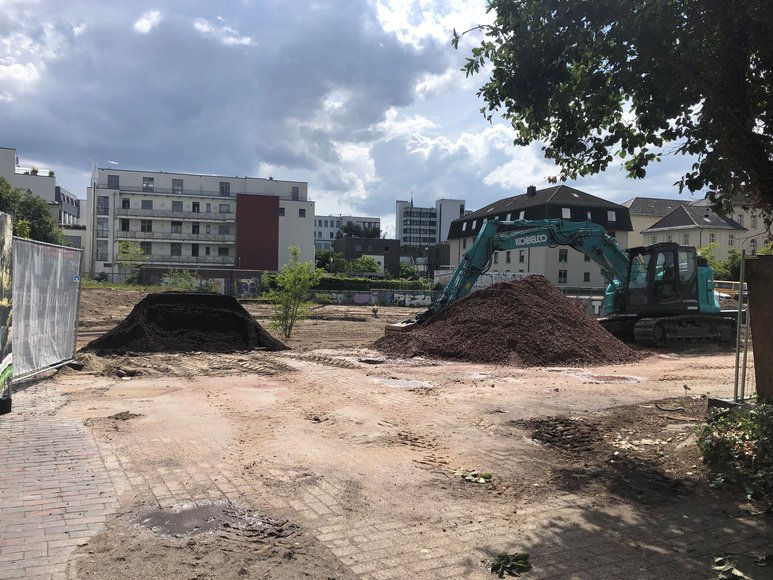 Ein Bagger verteilt Material in den zukünftigen Wegen. Foto: Stadt Oldenburg