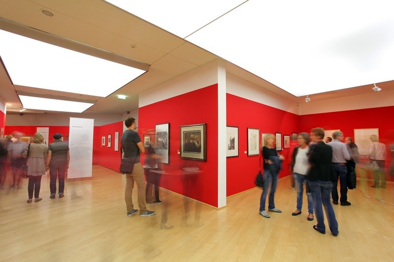 Besucher in einer Sonderausstellung. Foto: Markus Hibbeler