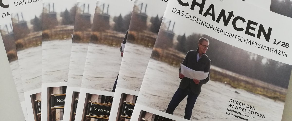 Viele Ausgaben des Oldenburger Wirtschaftsmagazins CHANCEN 1/26 liegen auf einem Tisch. Foto: Stadt Oldenburg