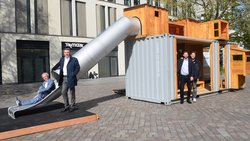 Ralph Wilken, Wirtschaftsförderung, Oberbürgermeister Jürgen Krogmann, Innenstadtmanager Steffen Trawinski und Thorsten Logemann, Amt für Umweltschutz und Bauordnung, haben den Spielplatz eröffnet. Foto: Stadt Oldenburg
