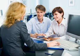 Mann und Frau im Gespräch mit einer Frau in einem Büro. Foto: pressmaster/Fotolia