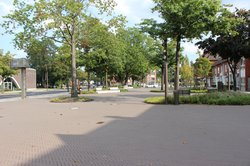 Blick über den Klingenbergplatz, Blickrichtung Klingenbergstraße. 