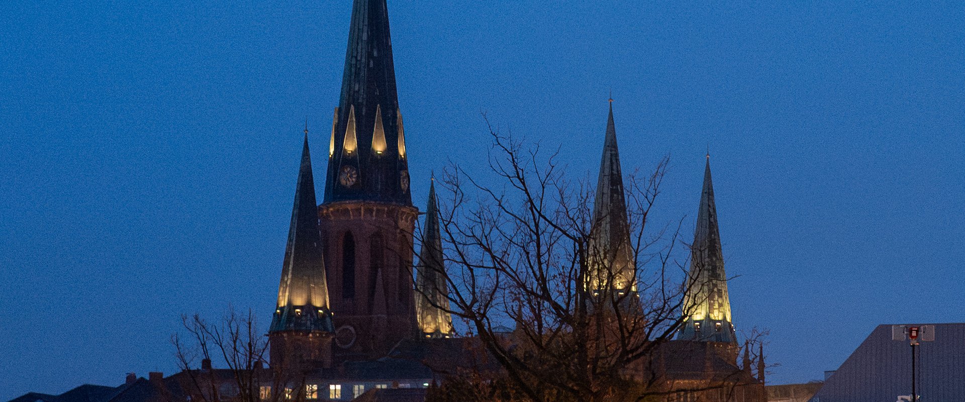 Die fünf beleuchteten Türme der Lambertikirche. Foto: Sascha Stüber