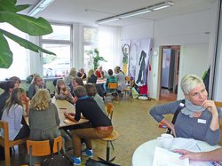 Die Teilnehmenden im angeregten Austausch beim World Café. Stadt Oldenburg