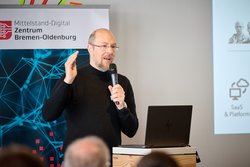 Jan Schoenmakers hält die Keynote zu KI. Foto: Foto und Bilderwerk Jan Schoenmakers hält die Keynote zu KI. Foto: Foto und Bilderwerk