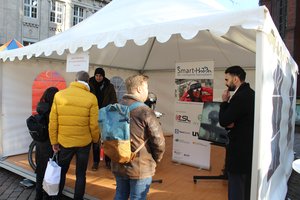 SmartHelm-Projektpartner im Austausch mit Bürgerinnen und Bürgern. Foto: Johannes Schering,Universitaet Oldenburg, Abteilung für Wirtschaftsinformatik VLBA SmartHelm-Projektpartner im Austausch mit Bürgerinnen und Bürgern. Foto: Johannes Schering,Universitaet Oldenburg, Abteilung für Wirtschaftsinformatik VLBA