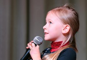 Mädchen am Mikrofon. Foto: Pexels