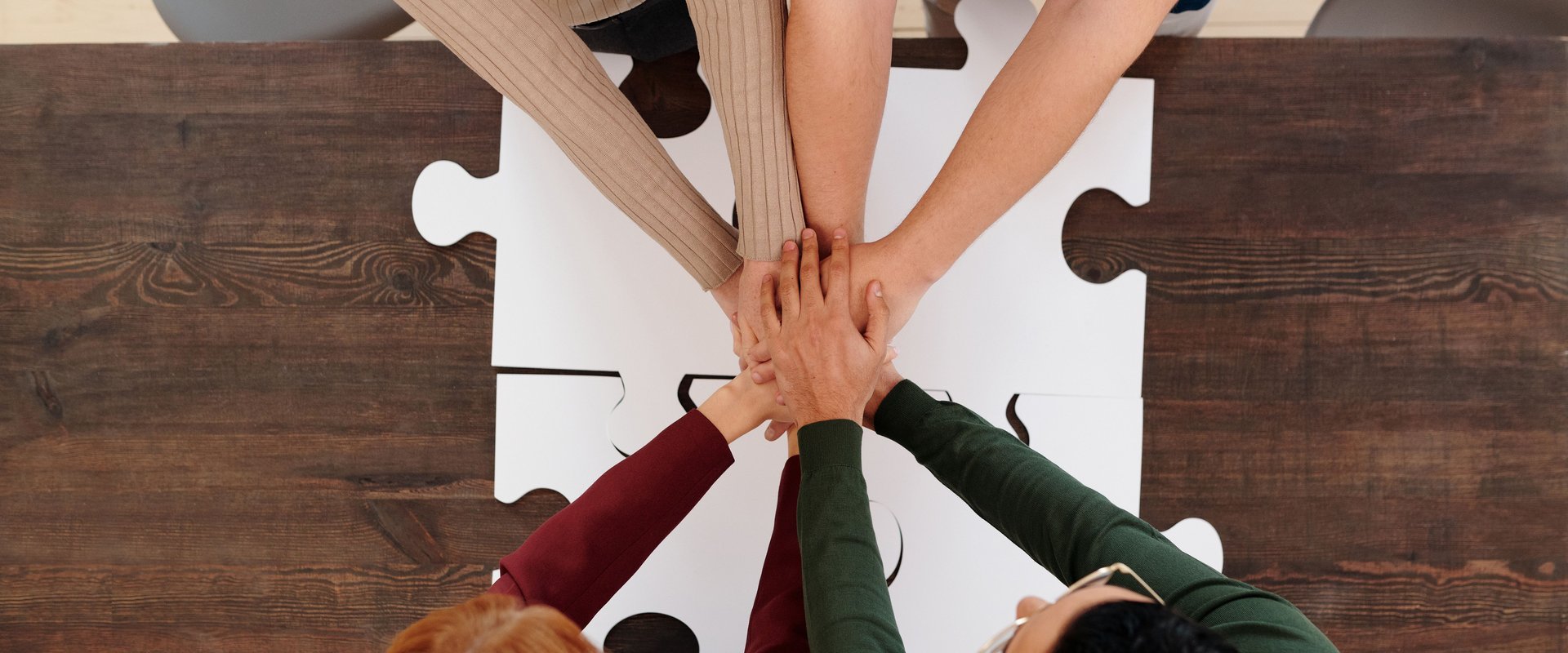 Gruppe hält Hände zusammen. Foto: Diva Plavalaguna/Pexels