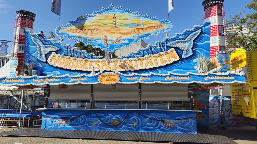 Der Fischimbiss Nordseespezialitäten beim Aufbau auf dem Kramermarkt am 23. September 2025. Foto: Stadt Oldenburg
