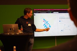 Dr. Lucas Schmeling von Lupix Energy präsentiert einen digitalen Zwilling für Energiesysteme, der Unternehmen Investitionsentscheidungen erleichtern soll. Foto: TGO/GO! Dr. Lucas Schmeling von Lupix Energy präsentiert einen digitalen Zwilling für Energiesysteme, der Unternehmen Investitionsentscheidungen erleichtern soll. Foto: TGO/GO!