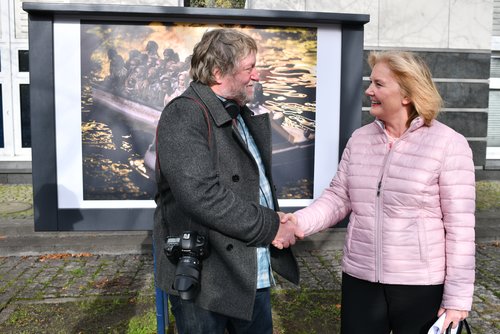 Bürgermeisterin Petra Averbeck eröffnete die Banksy-Fotoausstellung von Barry Cawston. Foto: Jörg Hemmen