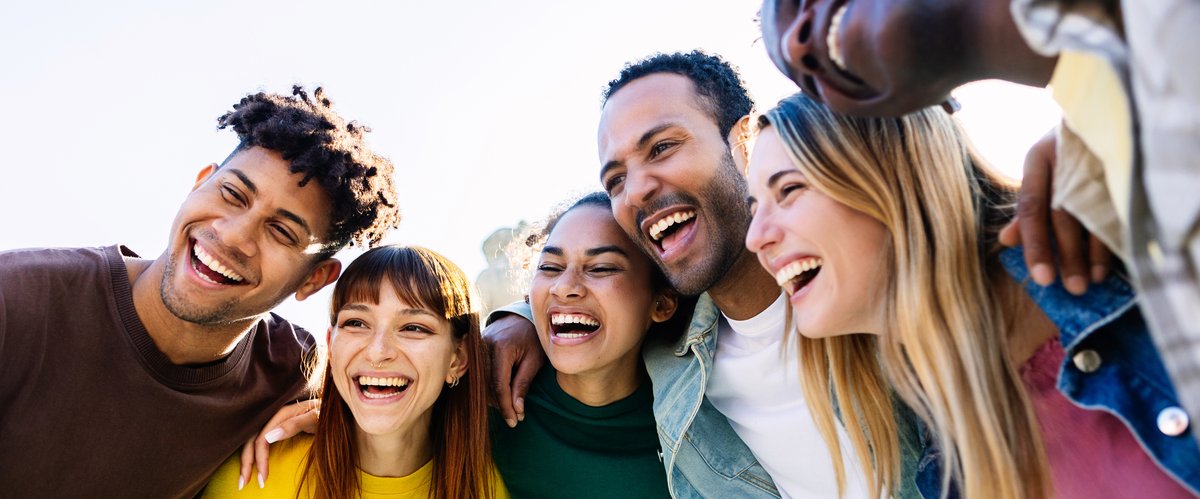 Jugendliche machen ein Selfie. Foto: Xavier Lorenzo/AdobeStock